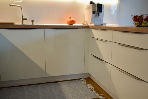 Kuchyňa Akrylát biely s pracovnou doskou Dub Wotan